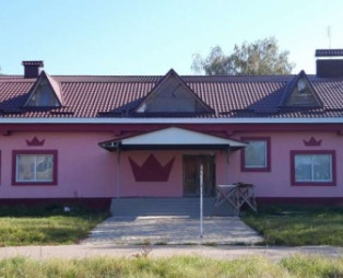 Двоповерхова будівля для бізнесу